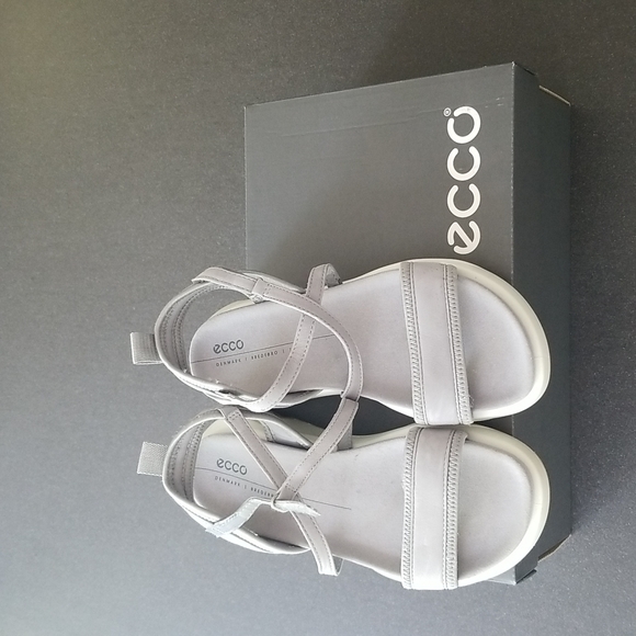NWT Ecco Chunky Sandles in Silver Grey